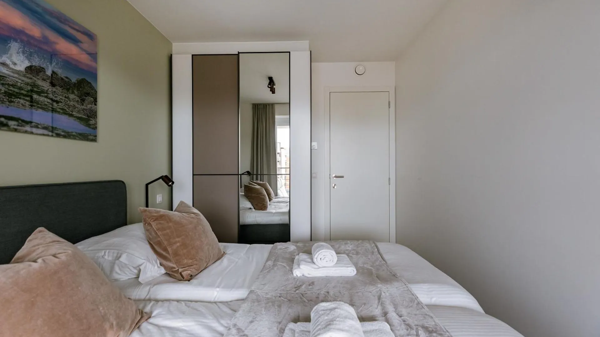 Huswell - Experience Coastal Luxury At Ostend Apartment