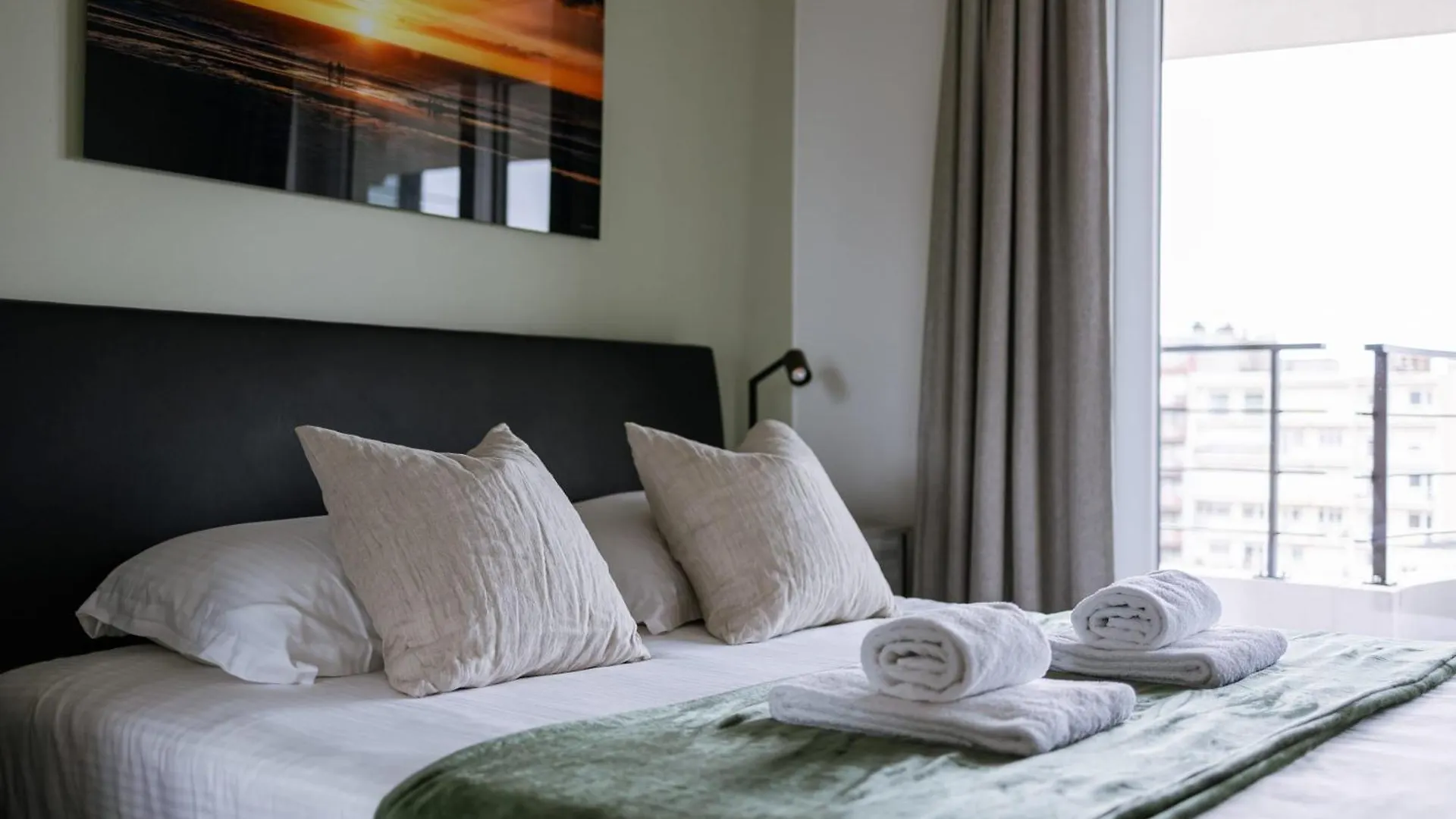 Huswell - Experience Coastal Luxury At Ostend Apartment