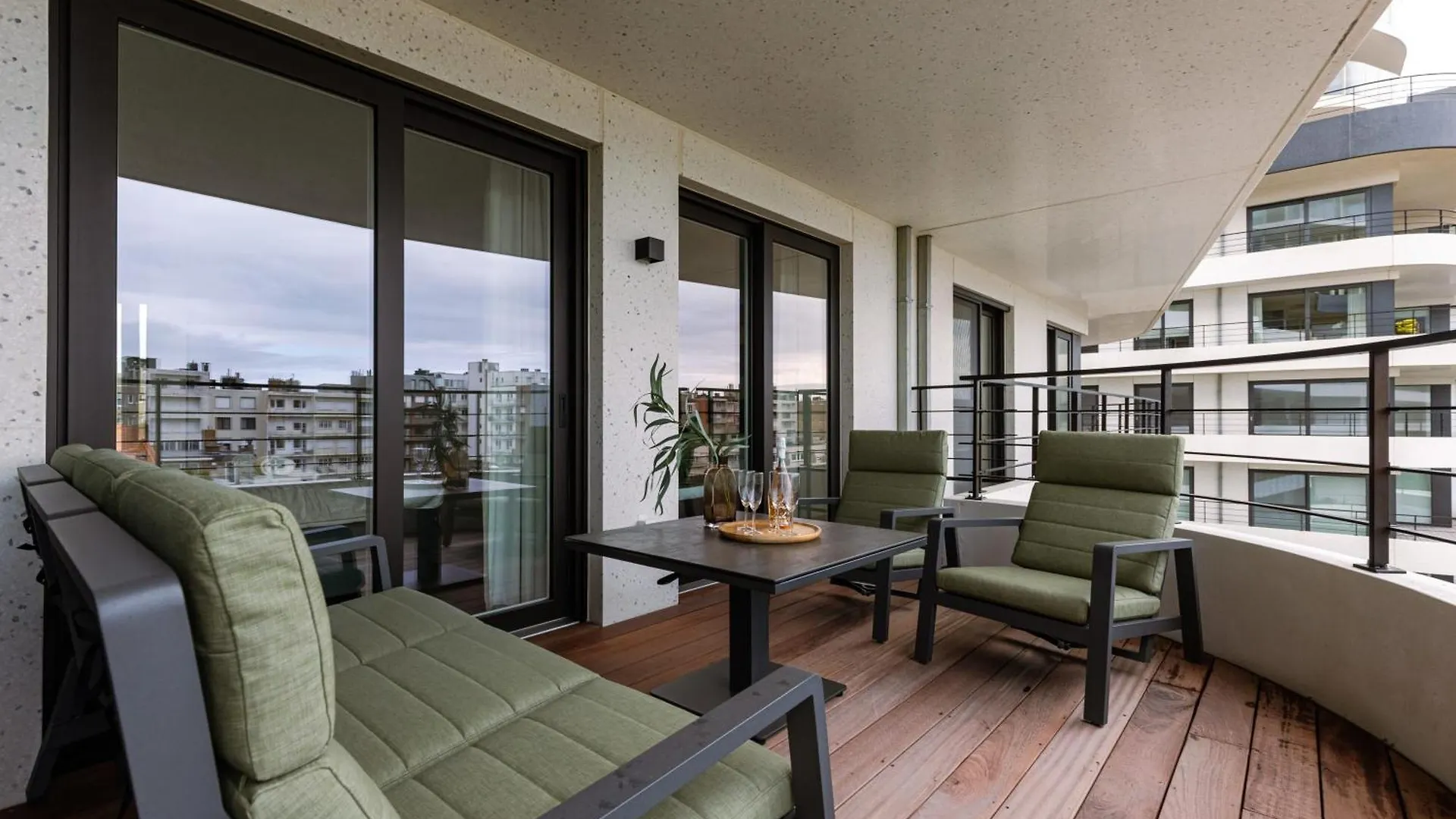 Huswell - Experience Coastal Luxury At Ostend Apartment