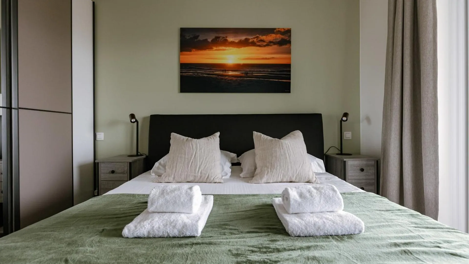 Huswell - Experience Coastal Luxury At Ostend Apartment