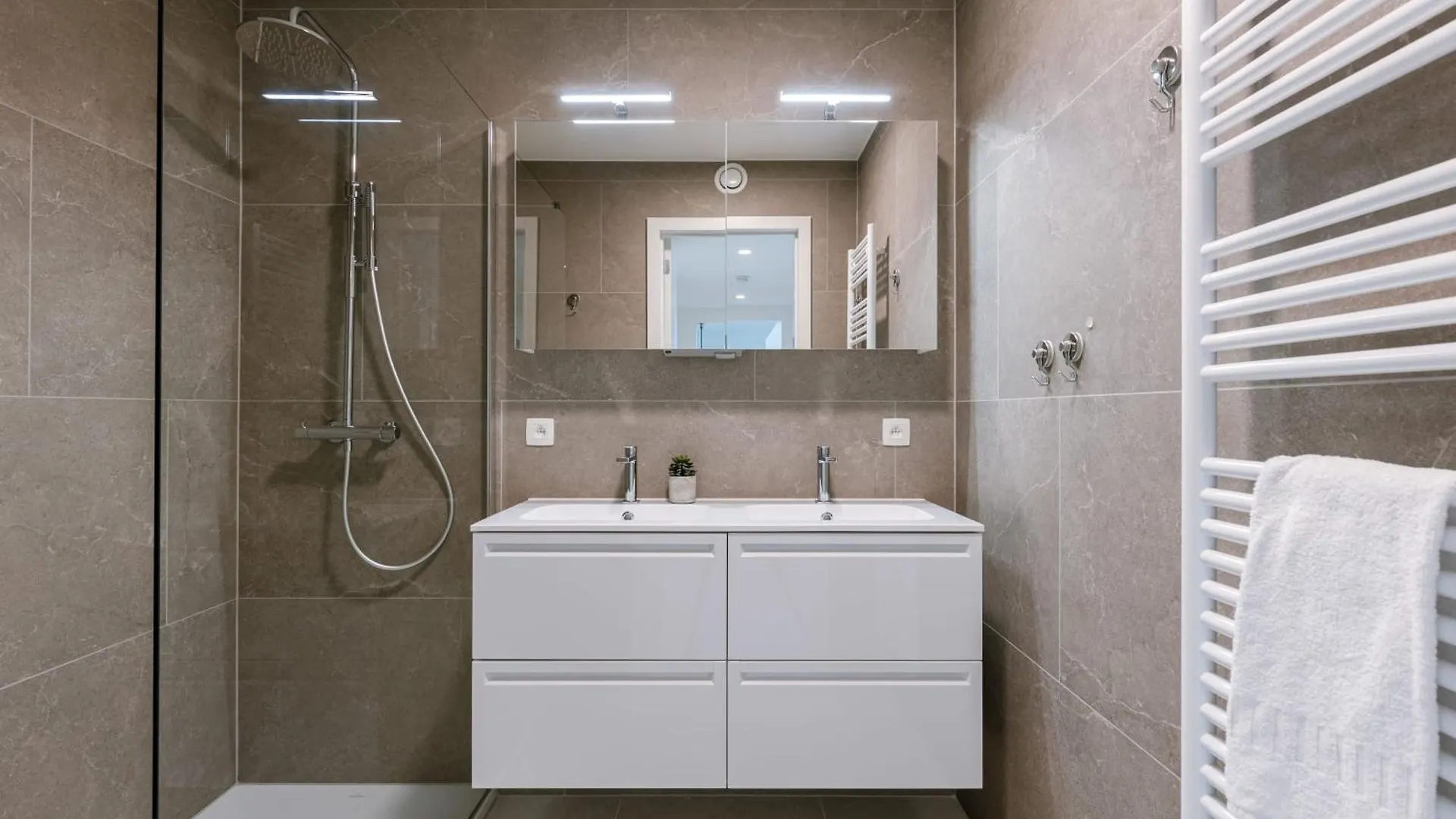 Huswell - Experience Coastal Luxury At Ostend 0*,  Belgium